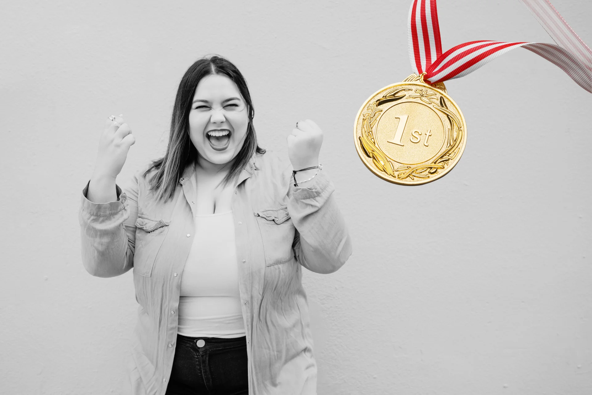 Gewinnbringende Überschriften – Das Bild zeigt eine junge Frau, die sich über einen Erfolg freut. Im Vordergrund ist eine Medaille für den 1. Platz zu sehen. Es ist eine Allegorie für den Begriff »Gewinnbringende Überschriften«, mit denen man die Aufmerksamkeit seiner Zielgruppe erzielt.