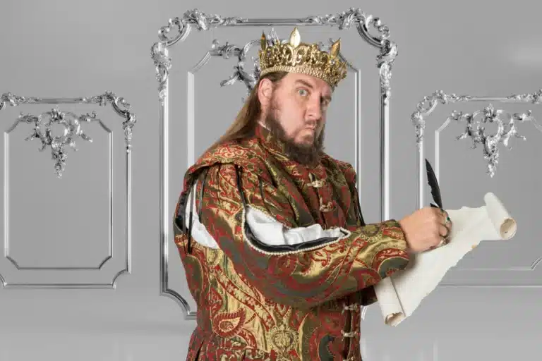 Das Bild zeigt einen als König kostümierten Mann, der einen Stift und ein Papier in der Hand hält. Es ist eine Allegorie für »die Macht der Worte«.