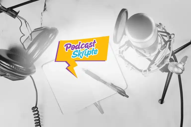 Podcast-Skripte - Das Bild zeigt einen Schreibtisch auf dem Kopfhörer, ein Kondensatormikrofon und ein Notizblock mit einem Stift liegen.