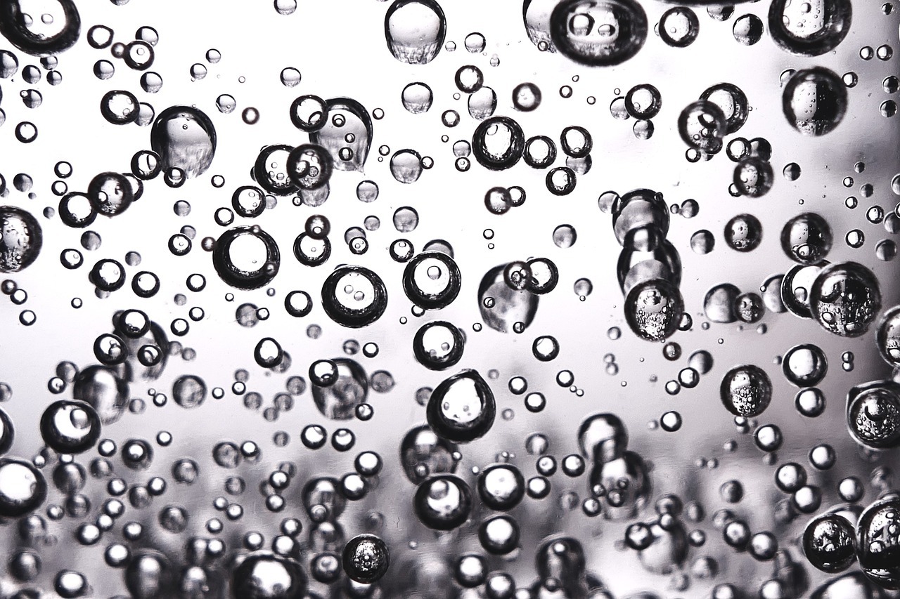 Auf dem Bild sind Kohlensäurebläschen von Wasser in Großaufnahme zu sehen