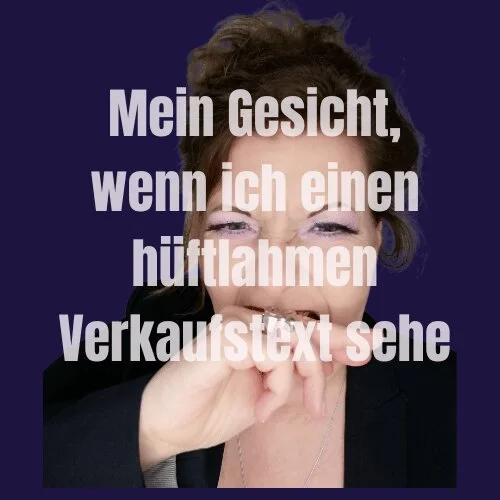 Das Bild zeigt Gabriele Ermold, Inhaberin von Hannover Text und Konzept, wie sie sich auf die Finger beißt und die Augen leicht zukneift, um sich zurückzuhalten und nicht laut aufzuschreien.